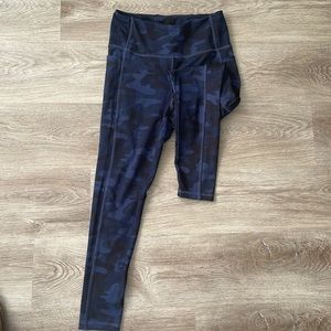 Daskin blue camo leggings size medium